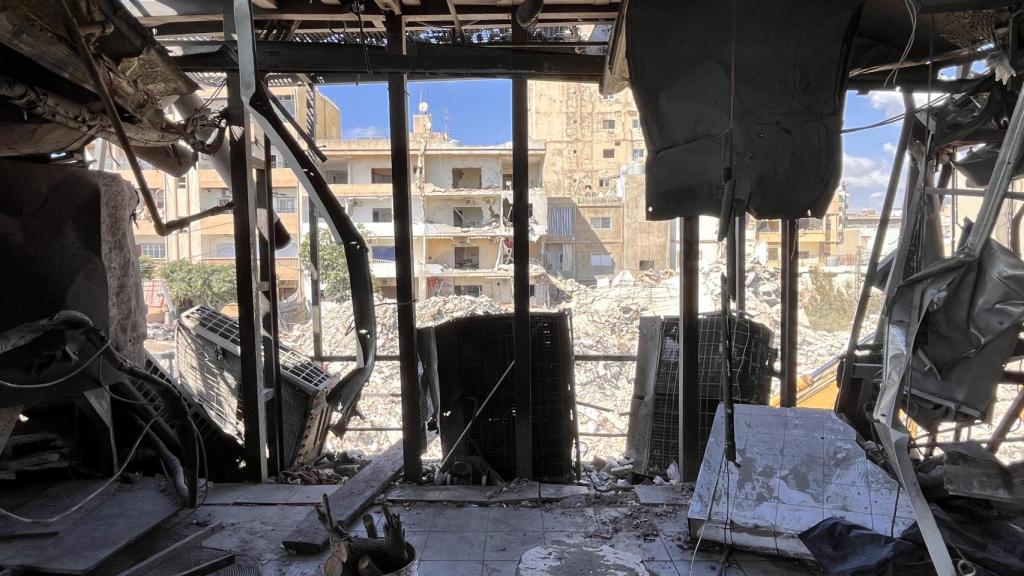 Vista del interior del restaurante de cinco plantas destruido la noche del 16 de abril por los ataques lanzados por el ejército israelí contra edificios vecinos en Tiro