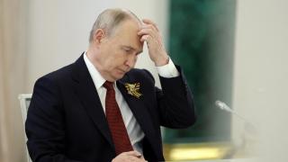 Vladimir Putin asiste a una reunión en el Kremlin con el presidente de Laos, Thongloun Sisoulith.