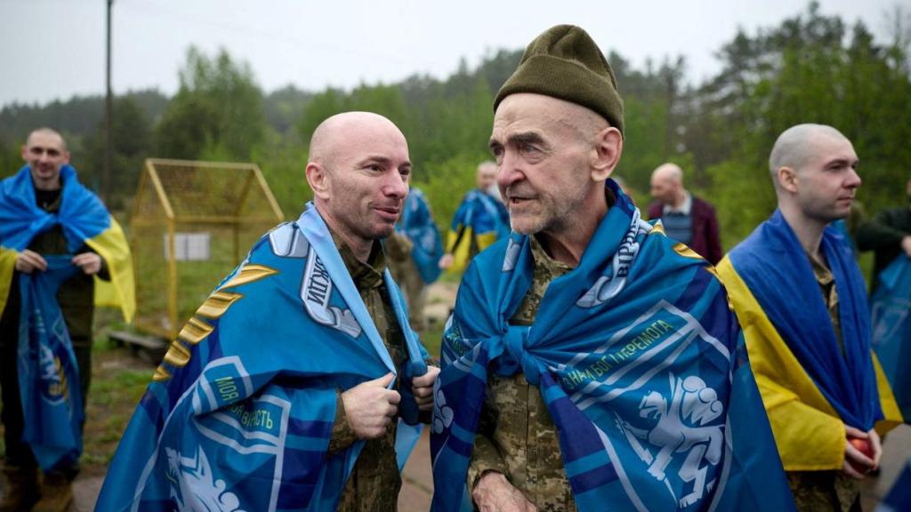 Prisioneros ucranianos intercambiados por rusos a su llegada a Ucrania, en imágenes intercambiadas por Volodymyr Zelensky.