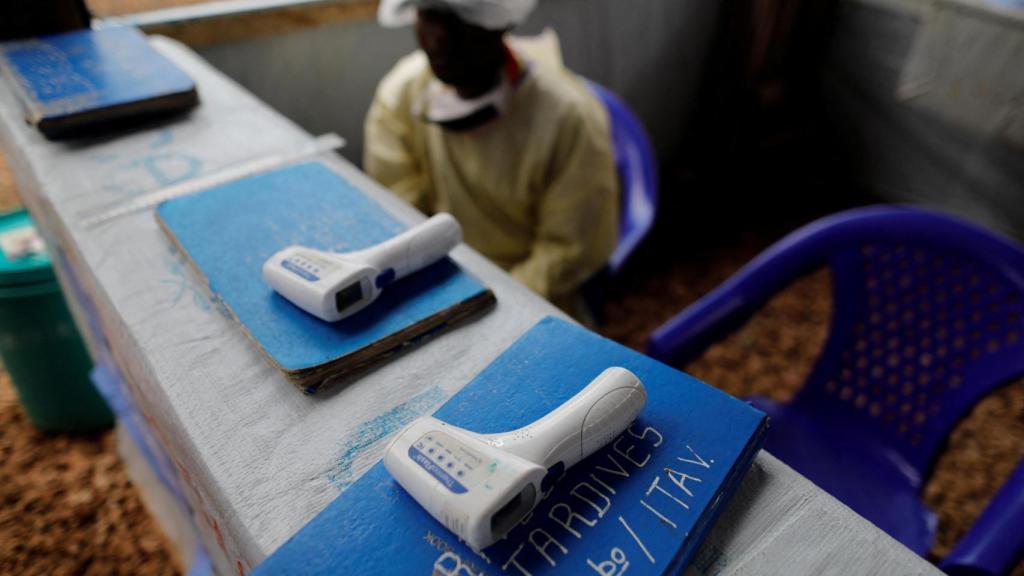Termómetros a la entrada de un centro de tratamiento del ébola en la ciudad de Butembo, al este del Congo.