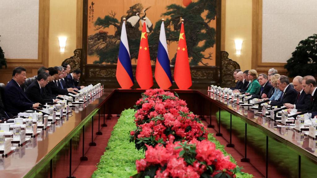 Encuentro entre las delegaciones china y rusa encabezadas por Xi Jinping y Vladimir Putin.
