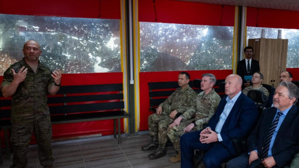 El teniente coronel Luis Millán Burgos Sánchez informa a los embajadores de Estados Unidos y Turquía ante la OTAN sobre la misión en Incirlik