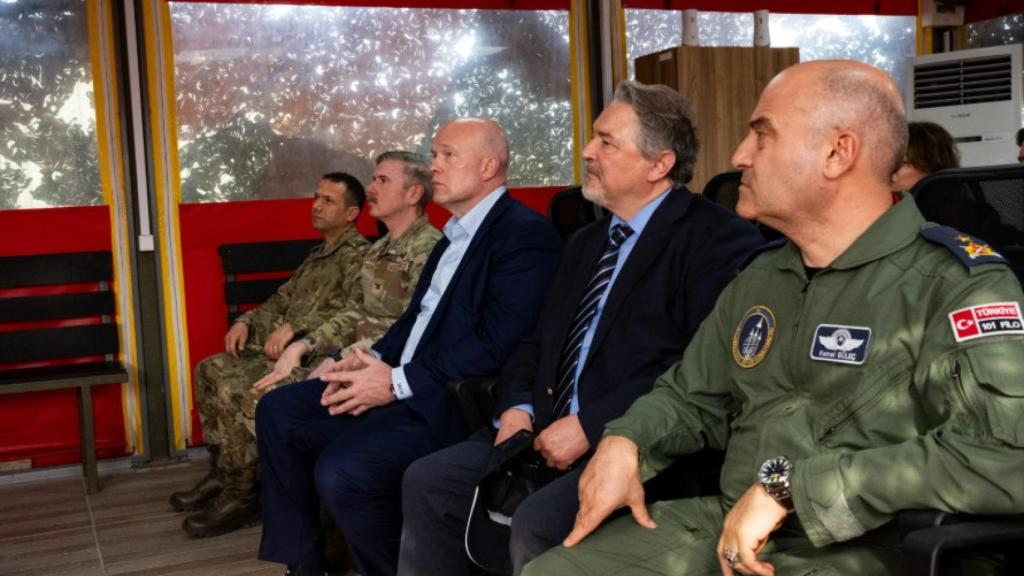 Matthew Whitaker (izquierda) y Basat Öztürk (derecha), embajadores de Estados Unidos y Turquía ante la OTAN, reciben información sobre la misión española en Incirlik.