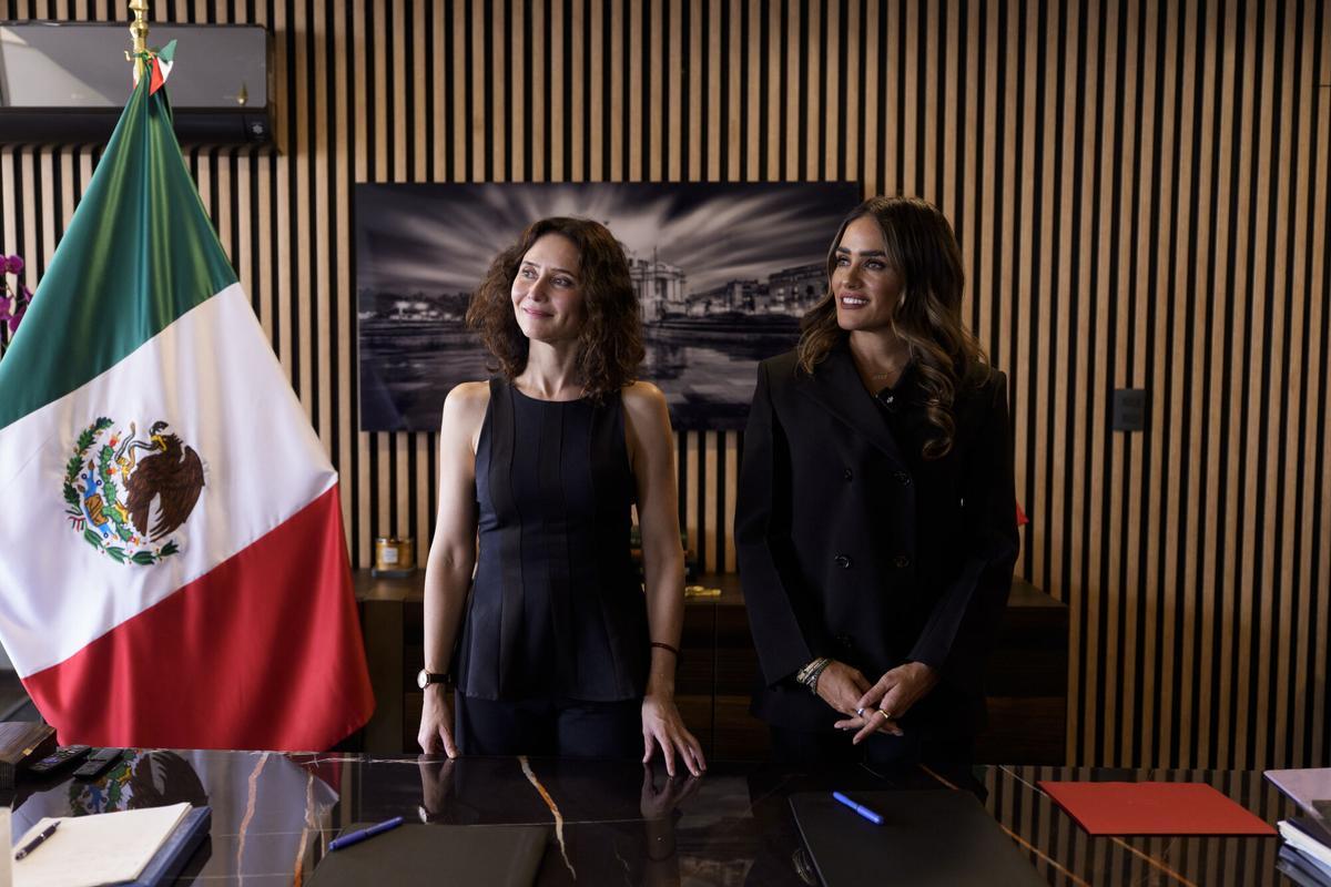 La presidenta de la Comunidad de Madrid, Isabel Díaz Ayuso, durante el encuentro con la alcaldesa de Cuauhtémoc, Alessandra Rojo de la Vega.