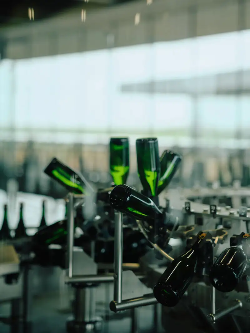 Planta embotelladora en la bodega Montaigu