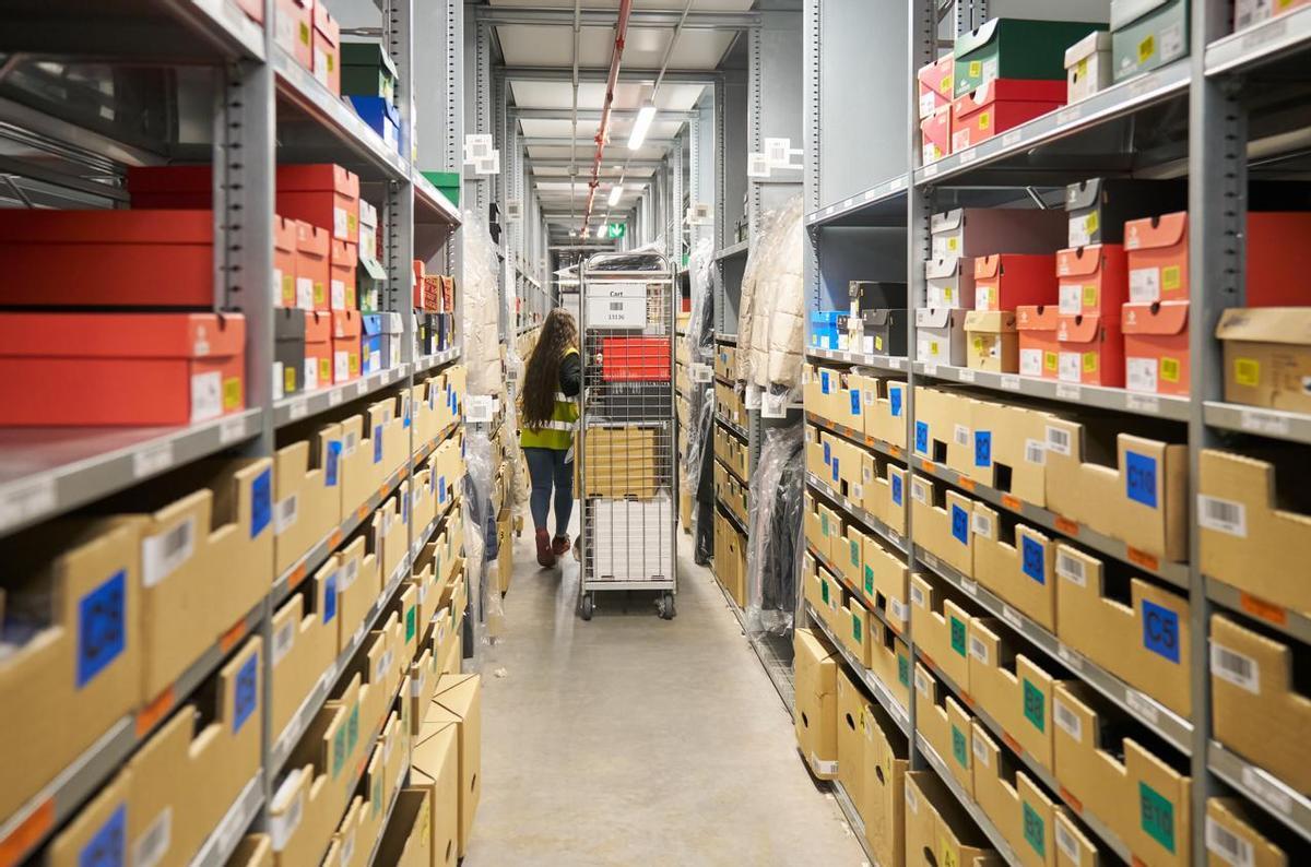 Así es el único centro logístico de Zalando en España