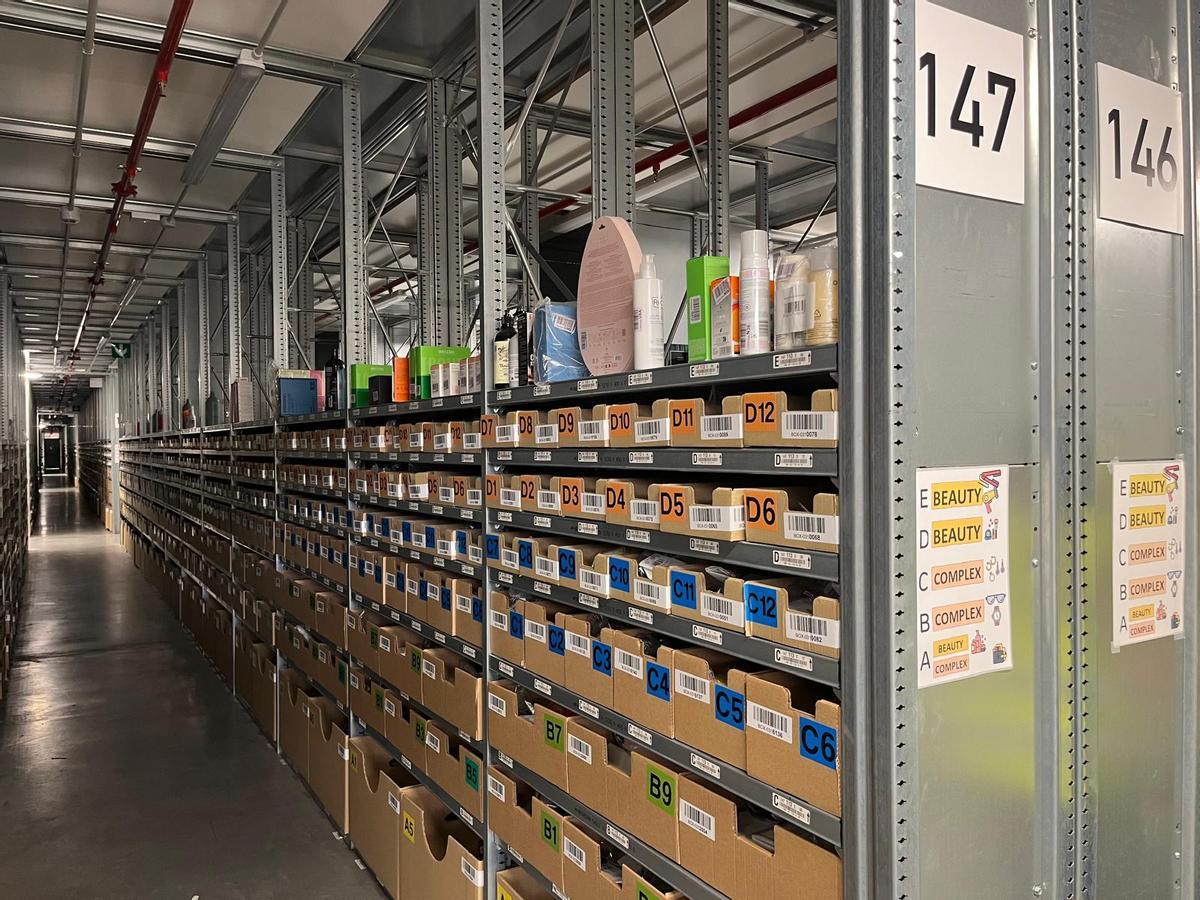 Así es el único centro logístico de Zalando en España