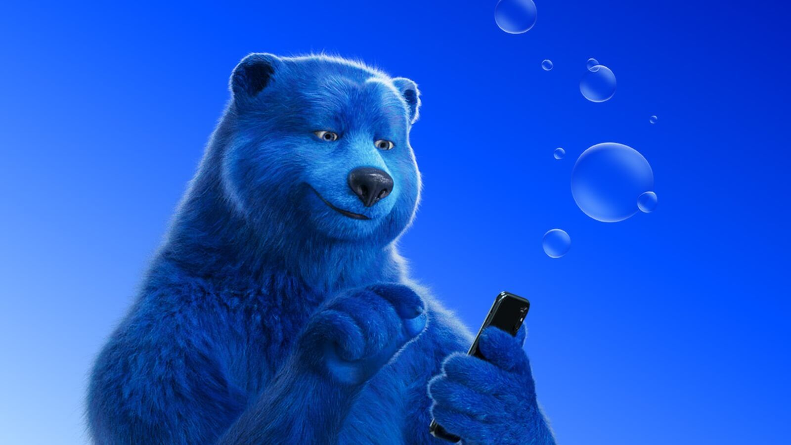 O2 Bear está mirando su teléfono