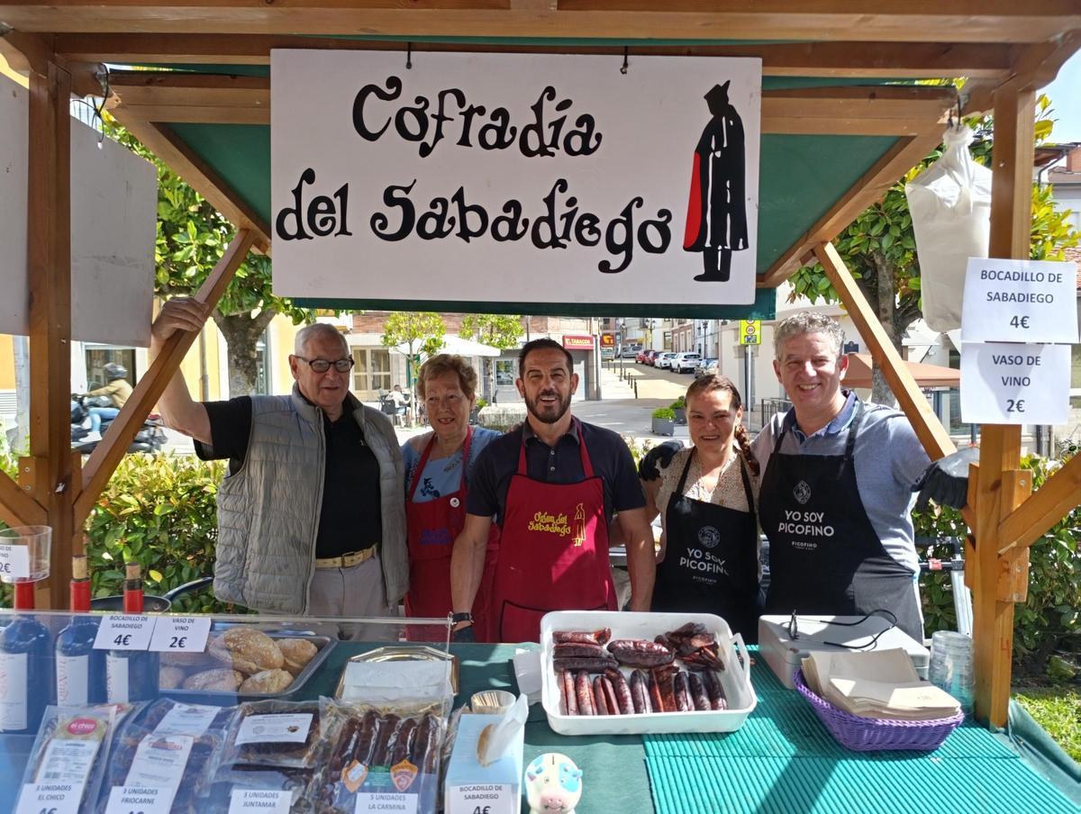 A la izquierda, Víctor García, Teresa Jaimen, Víctor Mencía, Carina Otero y Miguel Cuesta, de la Hermandad Sabadiego.