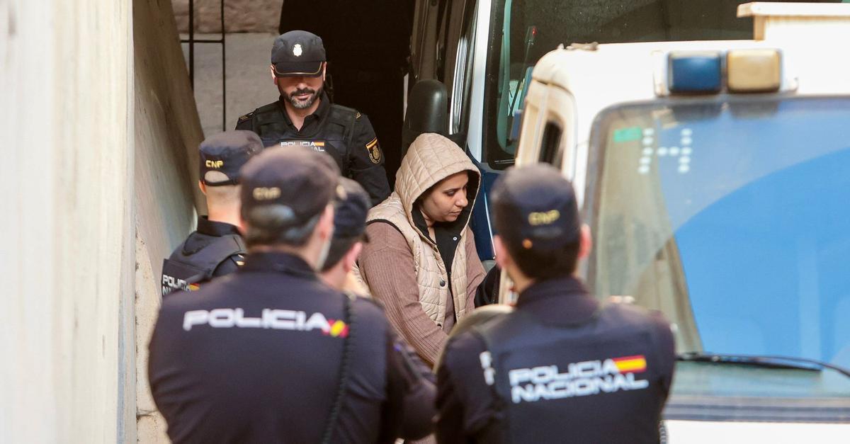Imagen de la mujer detenida por el crimen a su llegada a los juzgados.