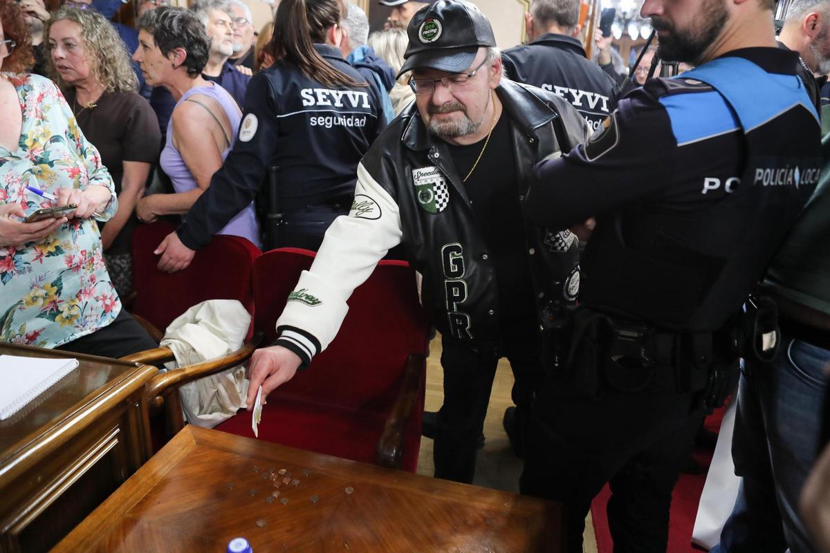 Protesta contra la moción de censura del jueves 30 de abril en el pleno del Ayuntamiento de Lugo.