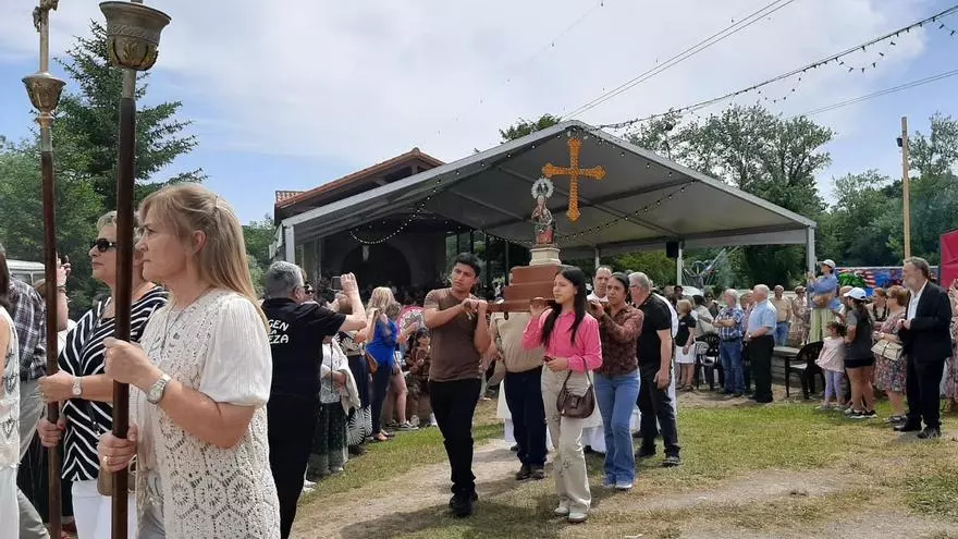 Misa y procesión en la Romería de la Virgen de la Cabeza de Meres, (Siero)