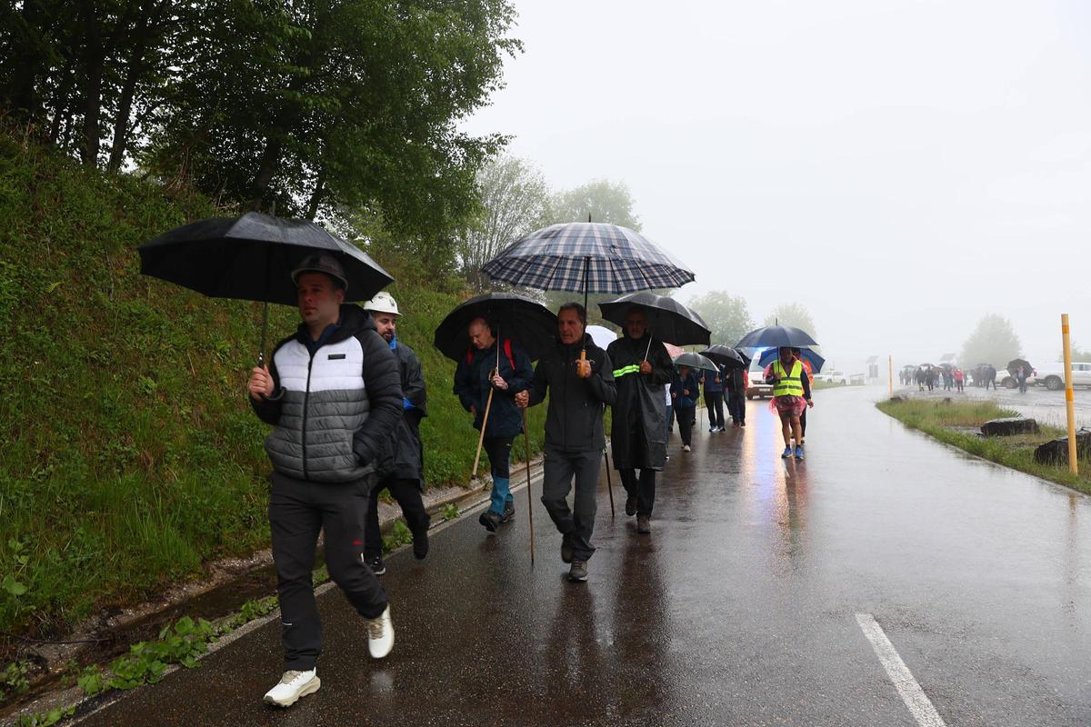 La marcha minera desde Tormaleo comienza bajo la lluvia La marcha minera desde Tormaleo comienza bajo la lluvia