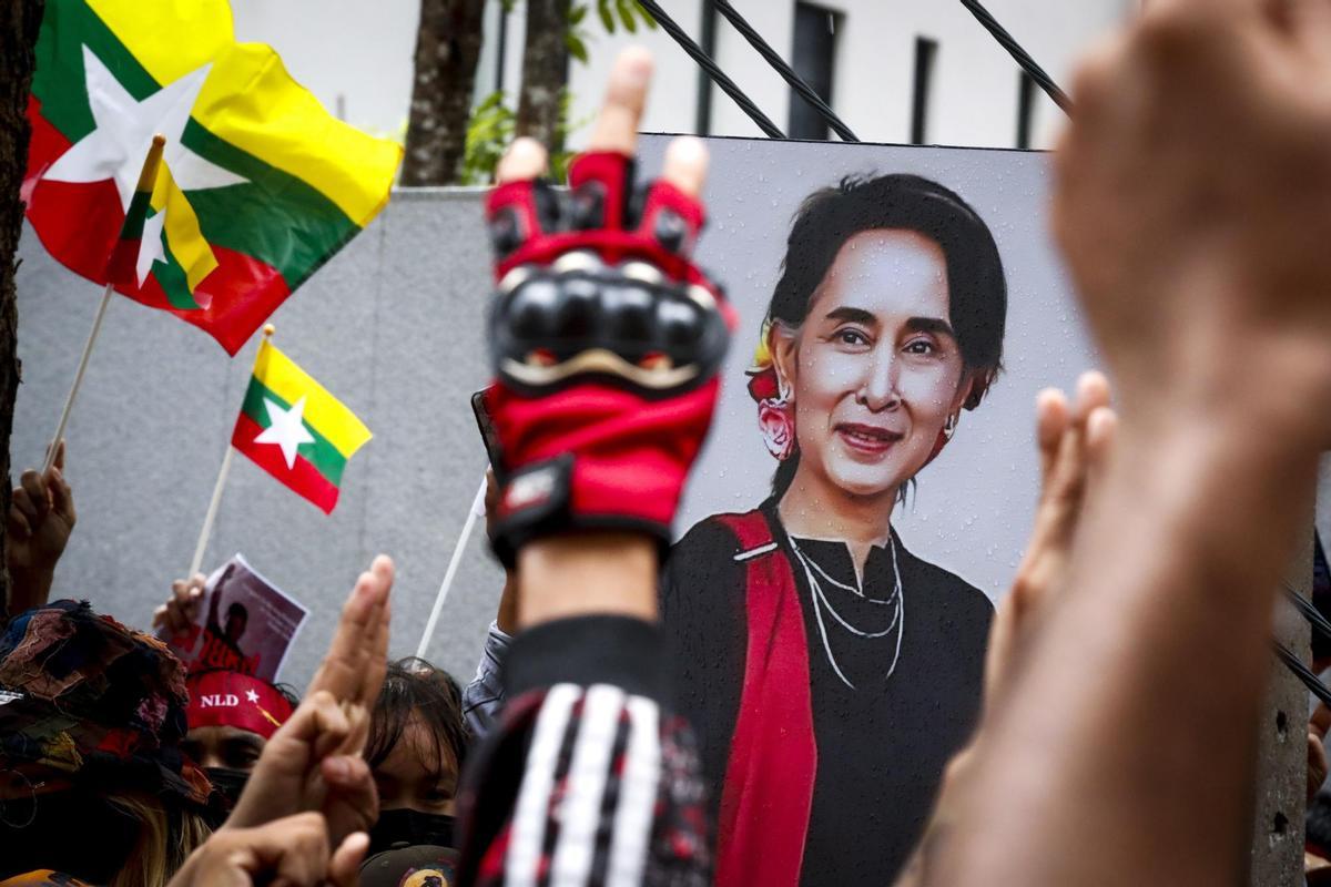 Foto reciente de una protesta a favor de la depuesta líder birmana y premio Nobel de la Paz Aung San Suu Kyi, con su imagen en uno de los carteles de los manifestantes. EFE/EPA/DIEGO AZUBEL