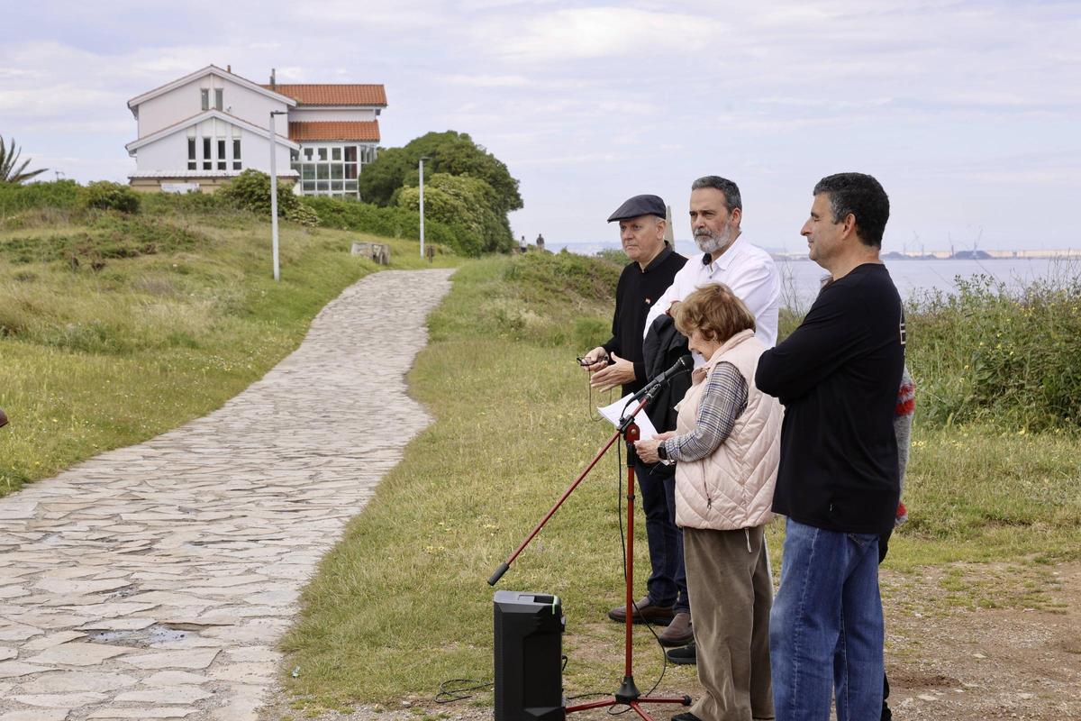 Un momento de la lectura del discurso de Paz Fernández Felgueroso, con la antigua casa de Rosario de Acuña al fondo, en El Cervigón.
