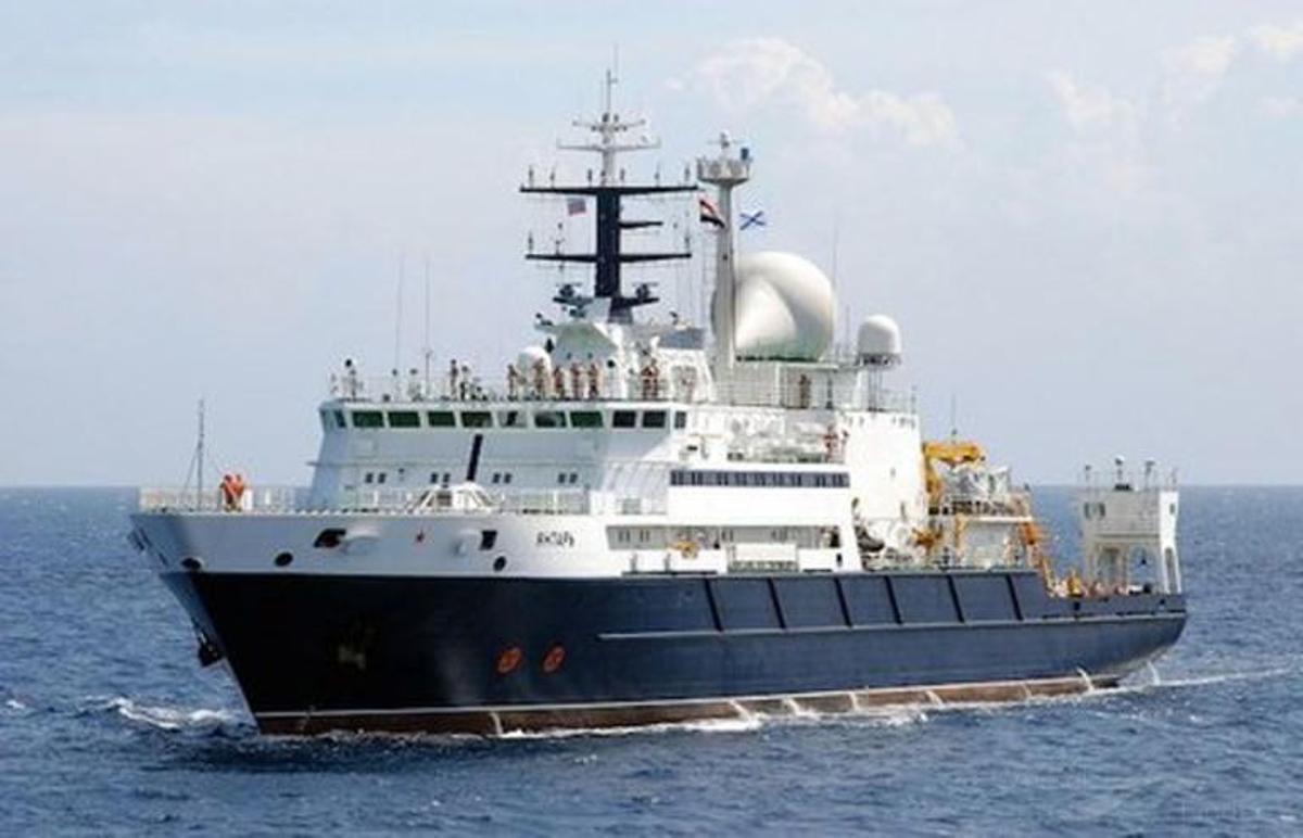 El barco ruso Yantar, declarado inicialmente buque de investigación científica pero destacado por su cartografía de los cables occidentales, pasó varios días en el lugar donde se hundió la Osa Mayor.