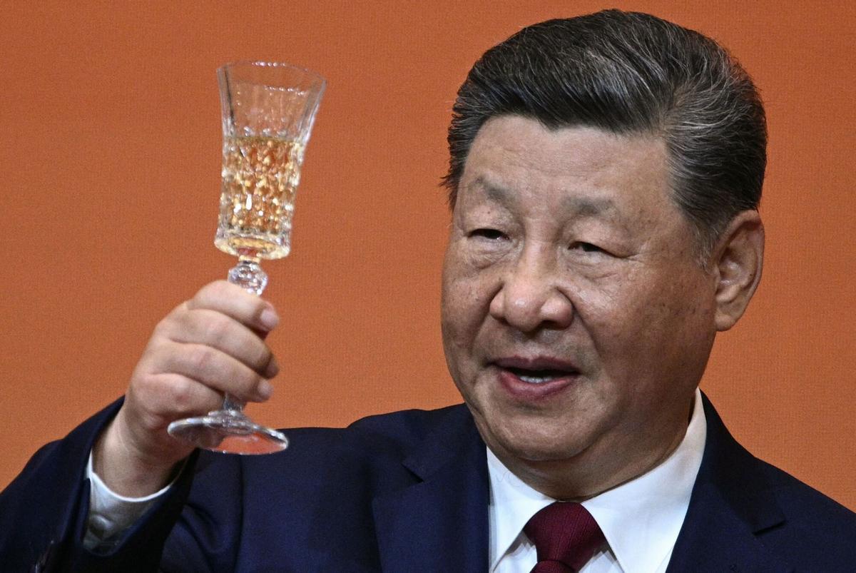 TOPSHOT - El presidente de China, Xi Jinping, hace un brindis durante un banquete estatal para el presidente de Estados Unidos, Donald Trump, en el Gran Salón del Pueblo de Beijing el 14 de mayo de 2026. (Foto de Brendan SMIALOWSKI / AFP)