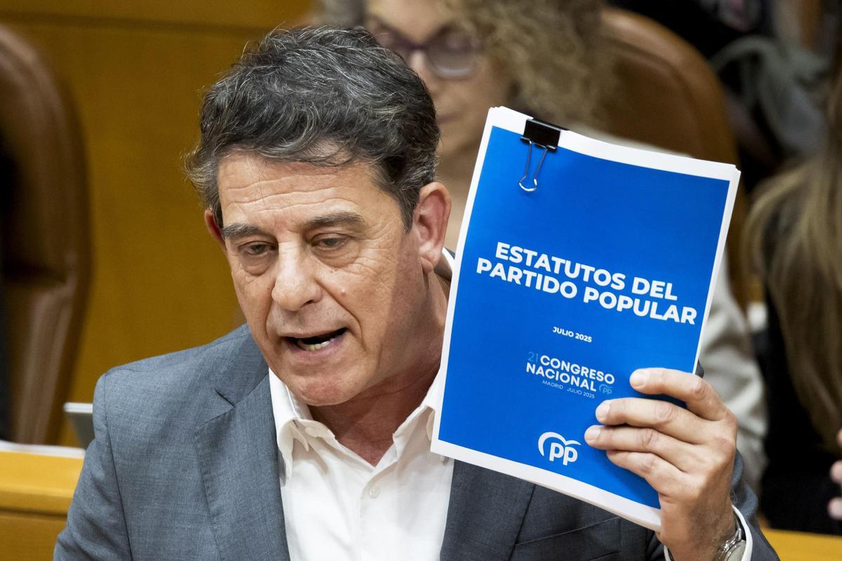 José Ramón Gómez Besteiro sosteniendo los estatutos del PP este martes 5 de mayo en el Parlamento de Galicia.