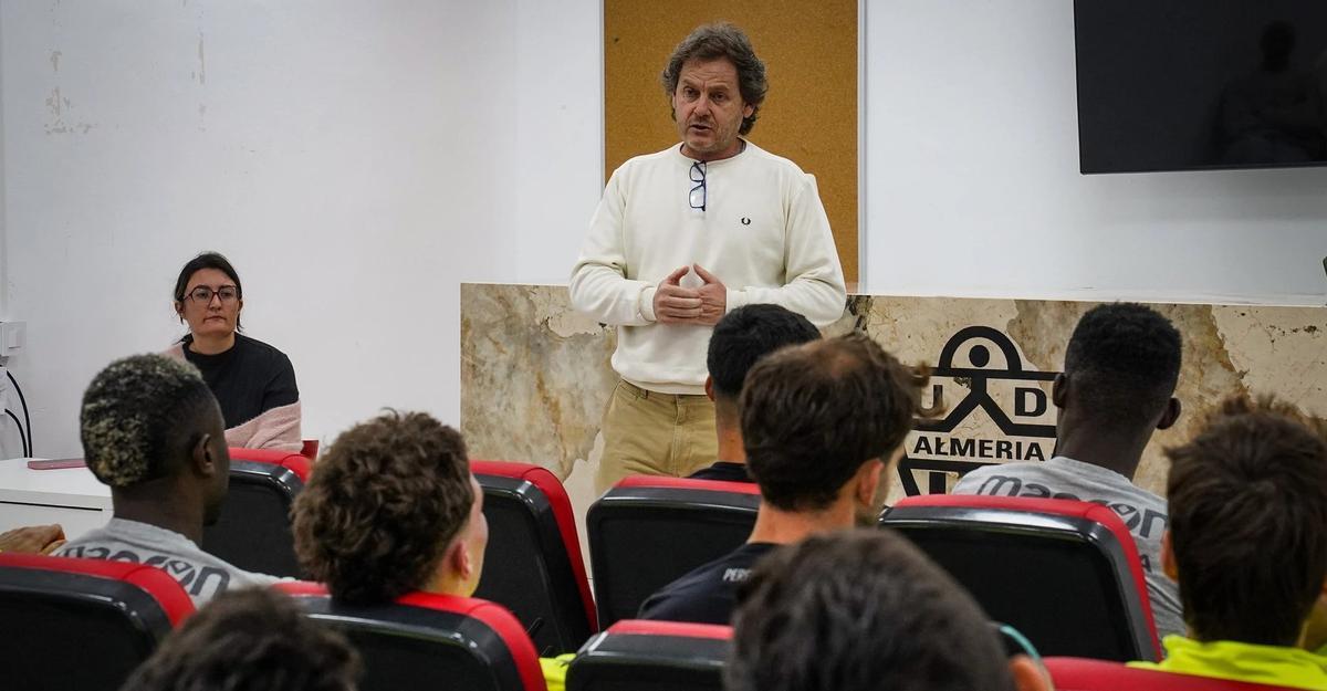 Iñaki Arbea, director de Integridad de LaLiga, durante una charla con la plantilla del Almería.