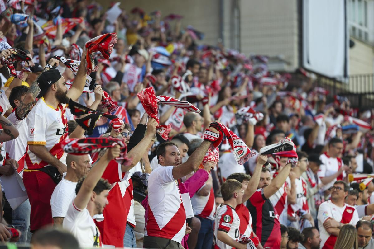 Aficionados del Rayo en un partido de la Conferencia en Vallecas.