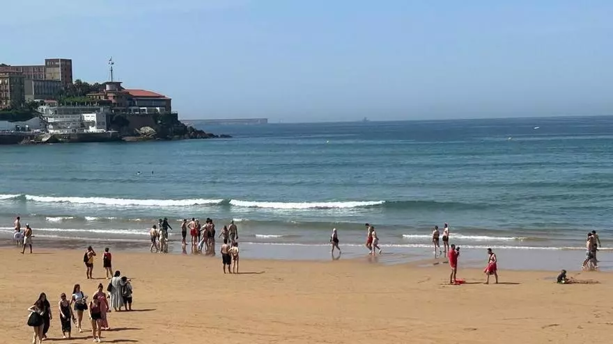 Susto en la playa de San Lorenzo: socorristas intervienen por un grupo de jóvenes en apuros.