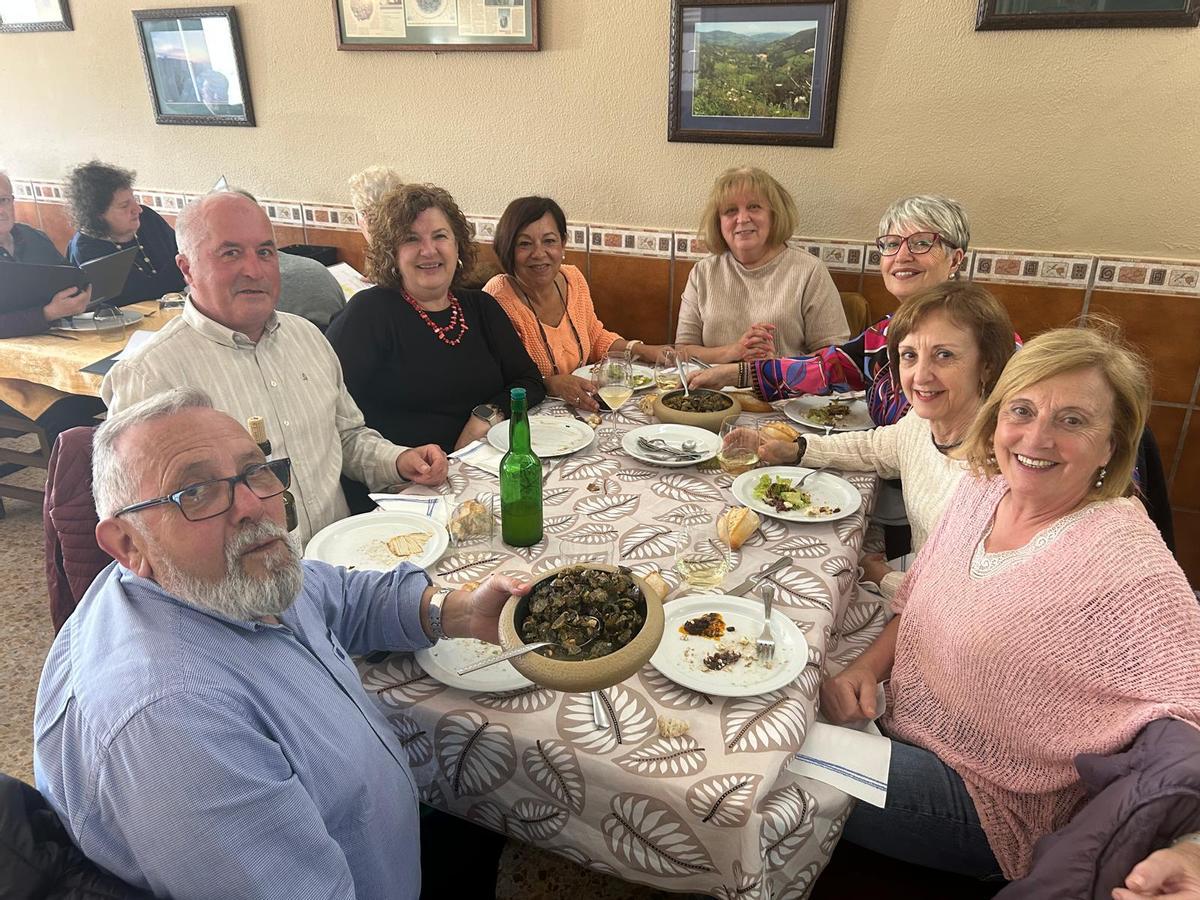 A la izquierda, Javier González, José Antonio Garrido, Magdalena García, Emma Piñera, Adela Díaz, Amparo Fernández-Miranda, Carmen Díaz y Teresa Pérez, en el Restaurante Castañón.