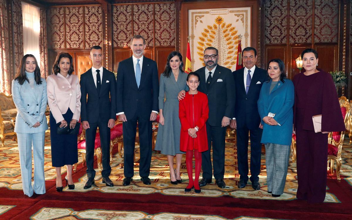 Moulay Hassan (tercero por la izquierda) posa con los reyes Felipe y Letizia y el resto de miembros de la familia real marroquí durante la visita de los reyes españoles en febrero de 2019.