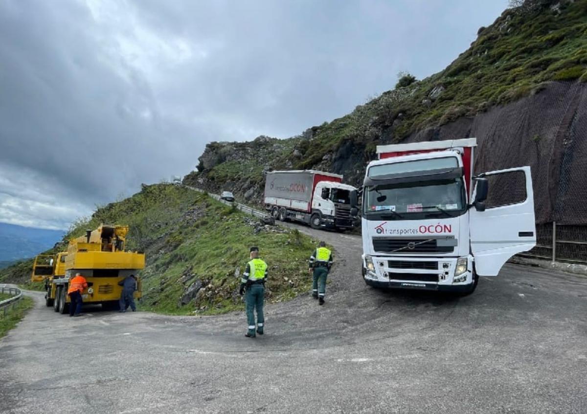 Agentes en la zona del accidente.