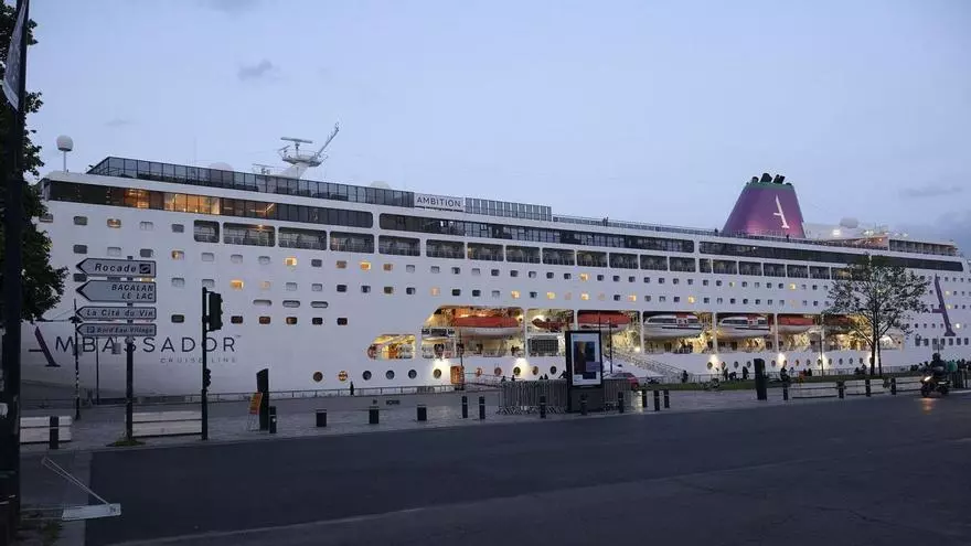 El crucero con un brote de gastroenteritis mantiene su escala este domingo en Gijón con un protocolo de vigilancia sanitaria