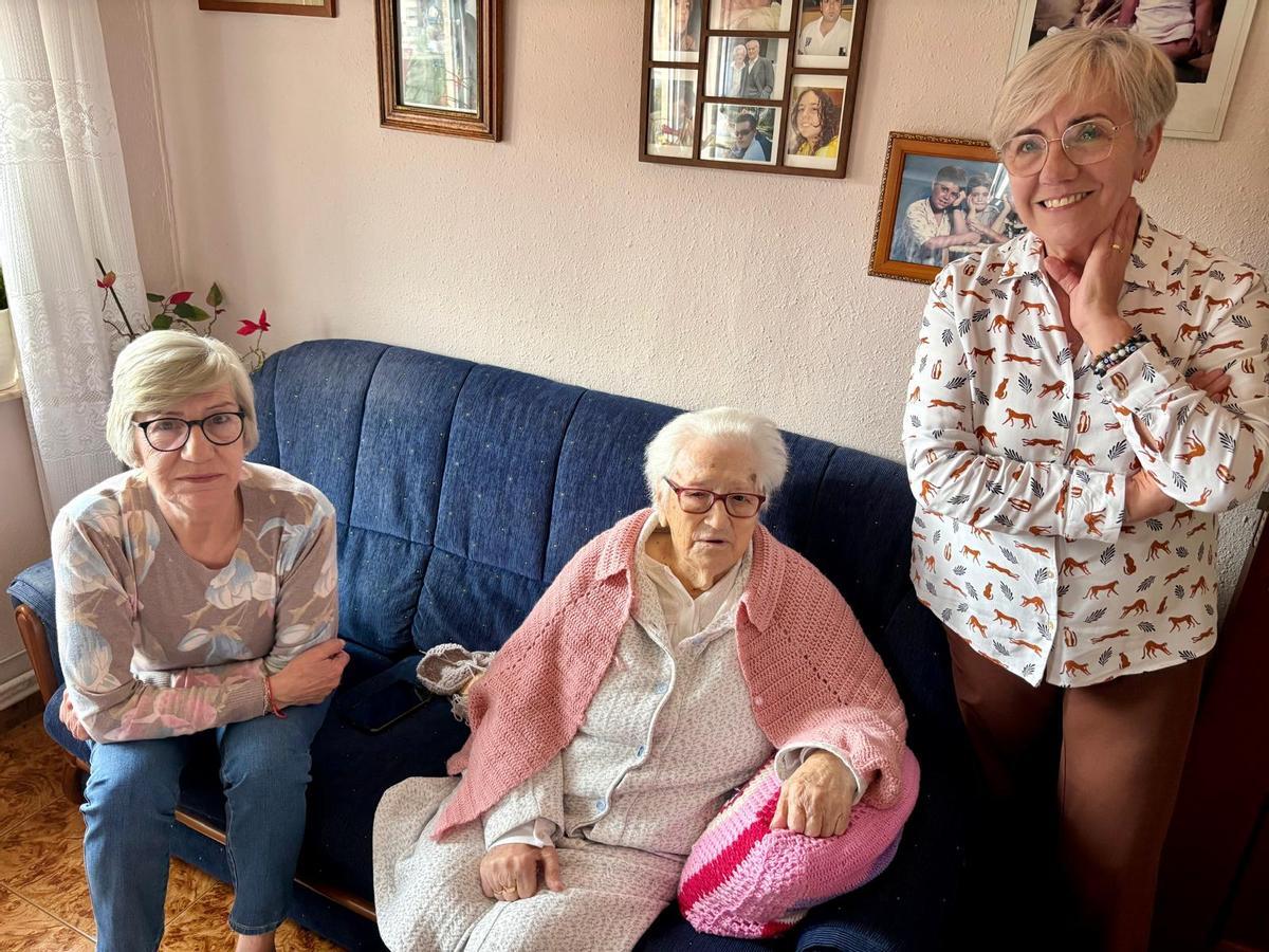 Josefa Cabello, 107 años, con sus hijas Toñi, a la izquierda, y Pepi, en su casa de Langreo