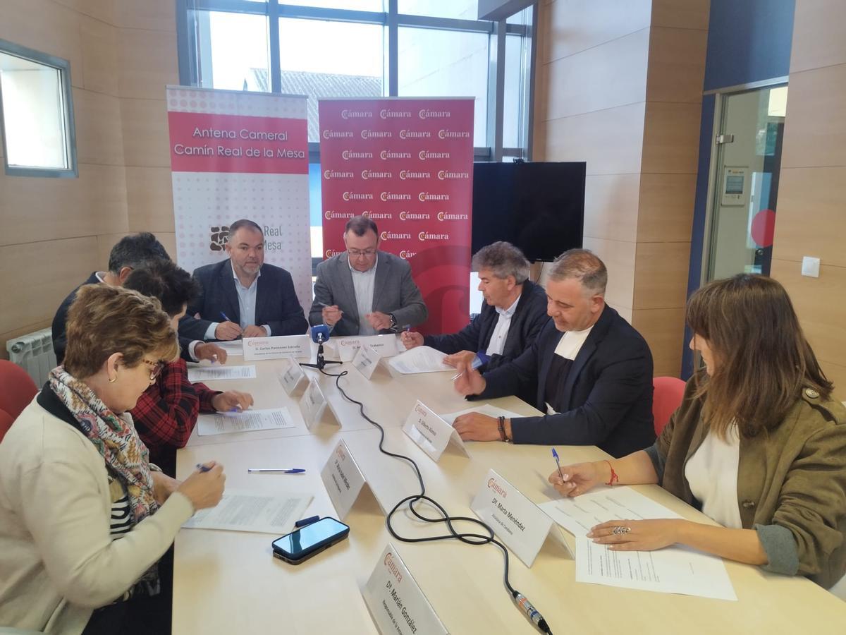 La firma del acuerdo, desde la izquierda, María Isabel Méndez, Adrián Gayo, Fernando Figaredo, Carlos Paniceres, José Luis Trabanco, Belarmino Fernández, Gilberto Alonso y Marta Menéndez.