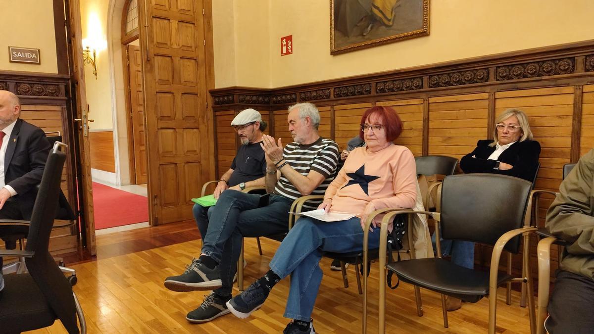 Carmen Vilas, junto a Manuel Cañete, espera para intervenir ante el Pleno.