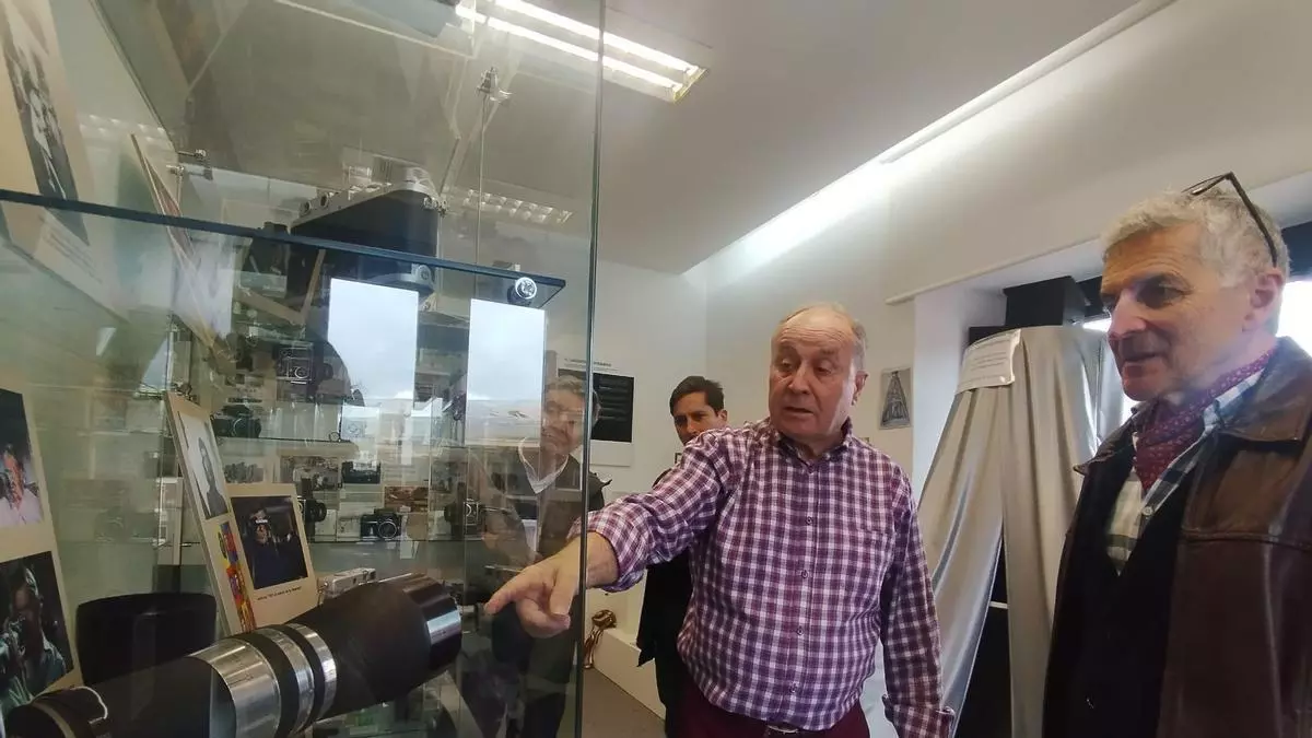 VÍDEO: La visita guiada a la colección de Historia de la Fotografía en Grado, "una lección de nivel universitario"
