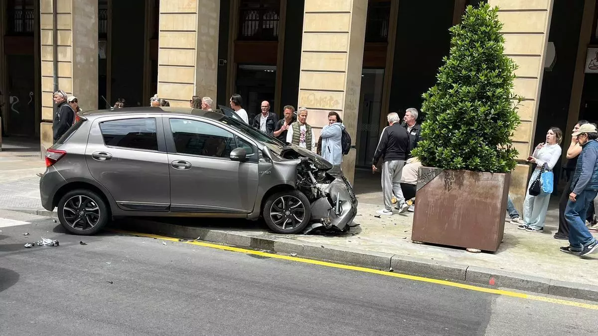Un peatón herido y tres coches implicados en un grave accidente múltiple en el centro de Gijón