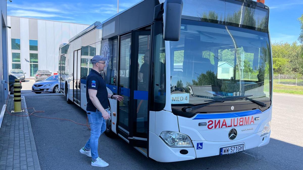 El paramédico Adam Szyszka muestra un autobús ambulancia.
