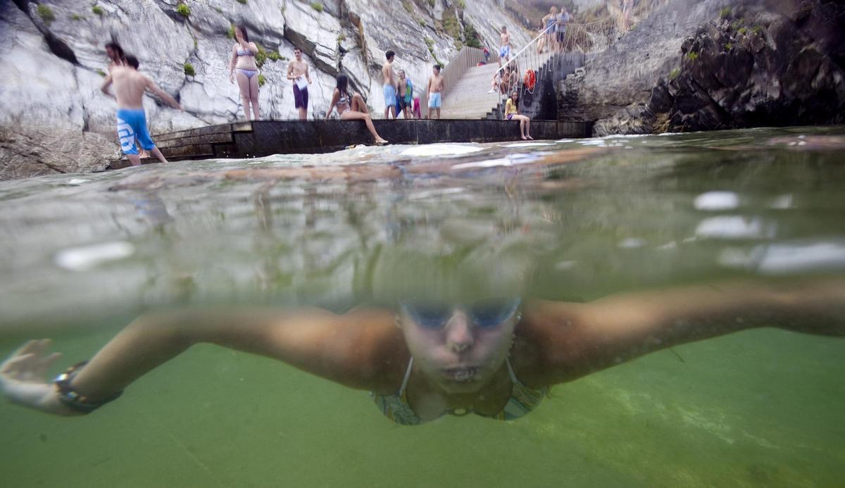 Un bañista en la piscina de agua natural de Tapia