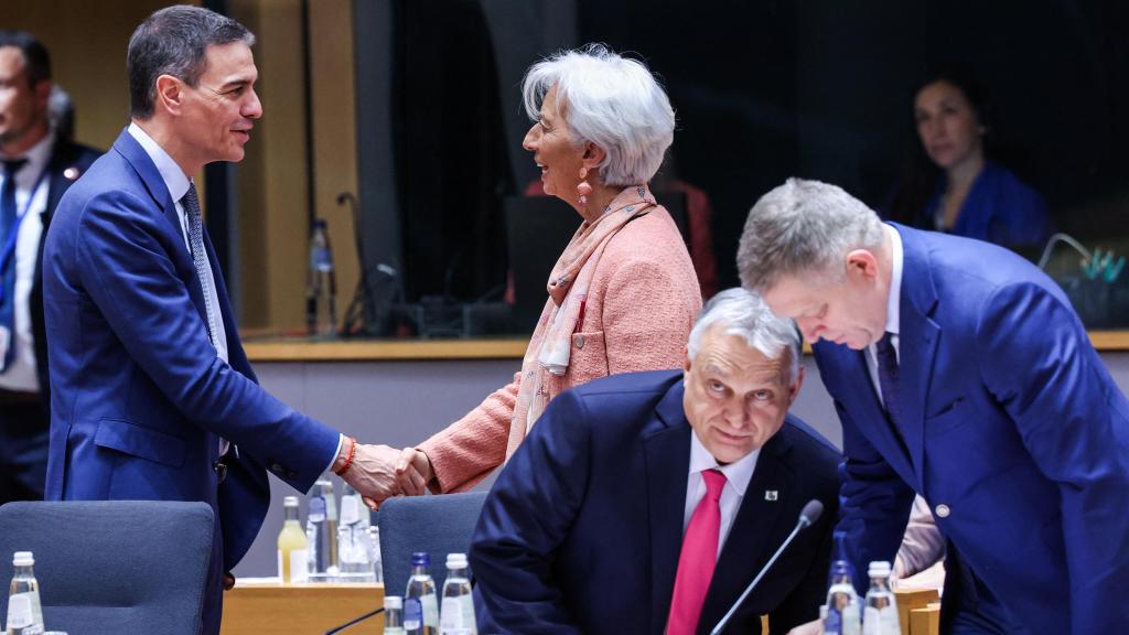 Pedro Sánchez saluda a Christine Lagarde mientras Viktor Orbán conversa con Roberto Fico durante la cumbre de este jueves en Bruselas