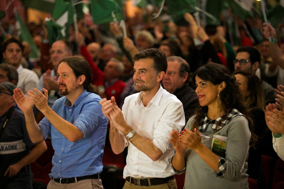 GRAF9462. TORREMOLINOS (MÁLAGA), 30/11/2018.- (id) El secretario general de Podemos, Pablo Iglesias, el cabeza de lista por Sevilla, Antonio Maíllo y la candidata de Adelante Andalucía a la Presidencia de la Junta, Teresa Rodríguez, durante el acto de cierre de campaña que la coalición celebra en el auditorio de Torremolinos (Málaga). EFE/Álvaro Cabrera
