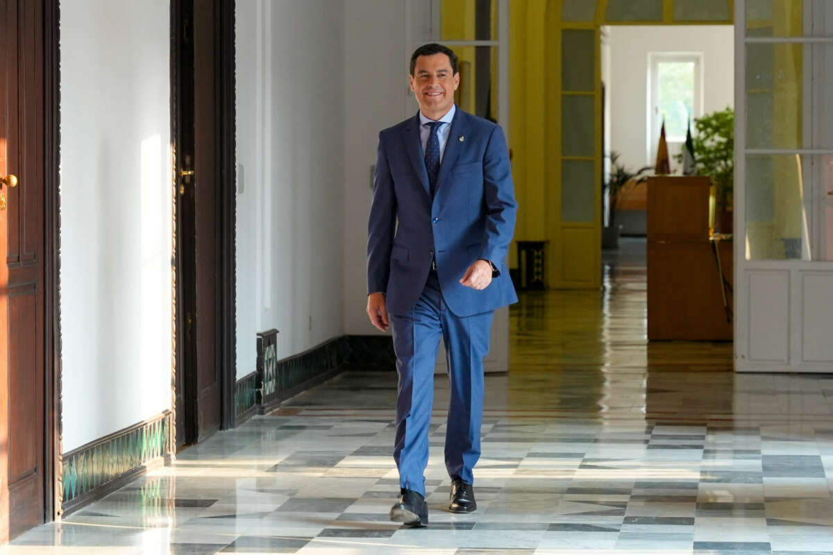El presidente de la Junta de Andalucía, Juanma Moreno, llega a la reunión, el 23 de septiembre de 2024, en Sevilla, Andalucía (España). El presidente de la Junta de Andalucía, Juanma Moreno, ha convocado a los portavoces de los grupos políticos del Parlamento andaluz para abordar los resultados de su reciente reunión con el presidente del Gobierno, Pedro Sánchez, celebrada el pasado viernes. Durante este encuentro, Moreno expondrá los puntos clave discutidos con Sánchez y buscará el consenso entre las formaciones políticas de la comunidad. Francisco J. Olmo / Europa Press 23/9/2024