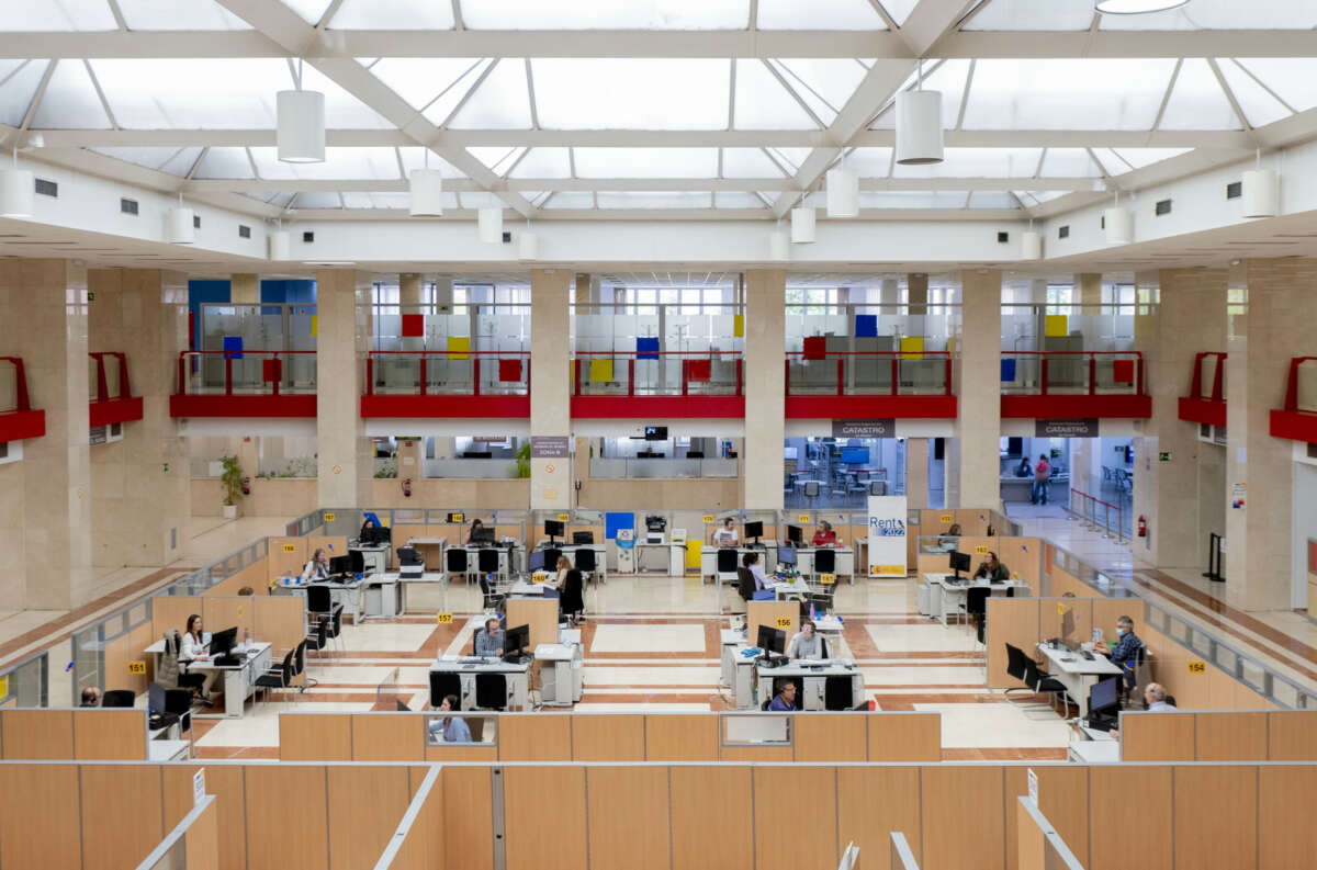 Archivo - Interior de las oficinas de la Administración de la Agencia Tributaria de Madrid-Guzmán el Bueno.