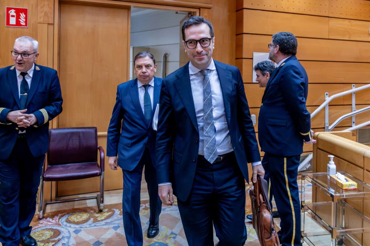 El vicepresidente primero del Gobierno y ministro de Economía, Comercio y Empresa, Carlos Cuerpo, llega a un pleno del Senado