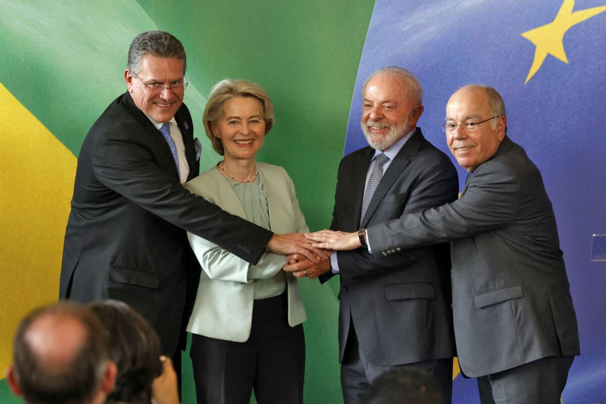 La presidenta de la Comisión Europea, Ursula von der Leyen, y el presidente de Brasil, Luiz Inácio Lula da Silva, celebran con negociadores la firma del acuerdo UE-Mercosur.