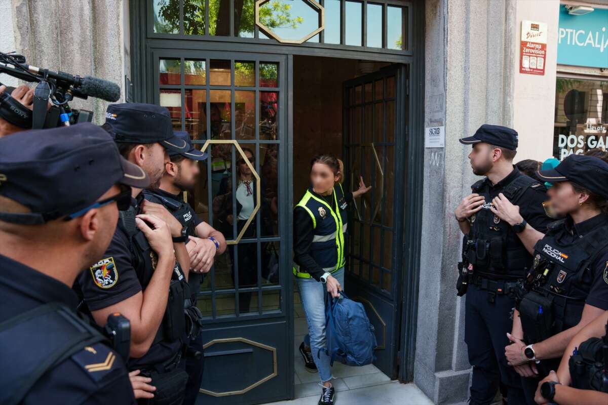 Agentes de la Policía Nacional abandonan la oficina de Zapatero en Ferraz, el 19 de mayo de 2026, en Madrid (España). Matías Chiofalo / Europa Press