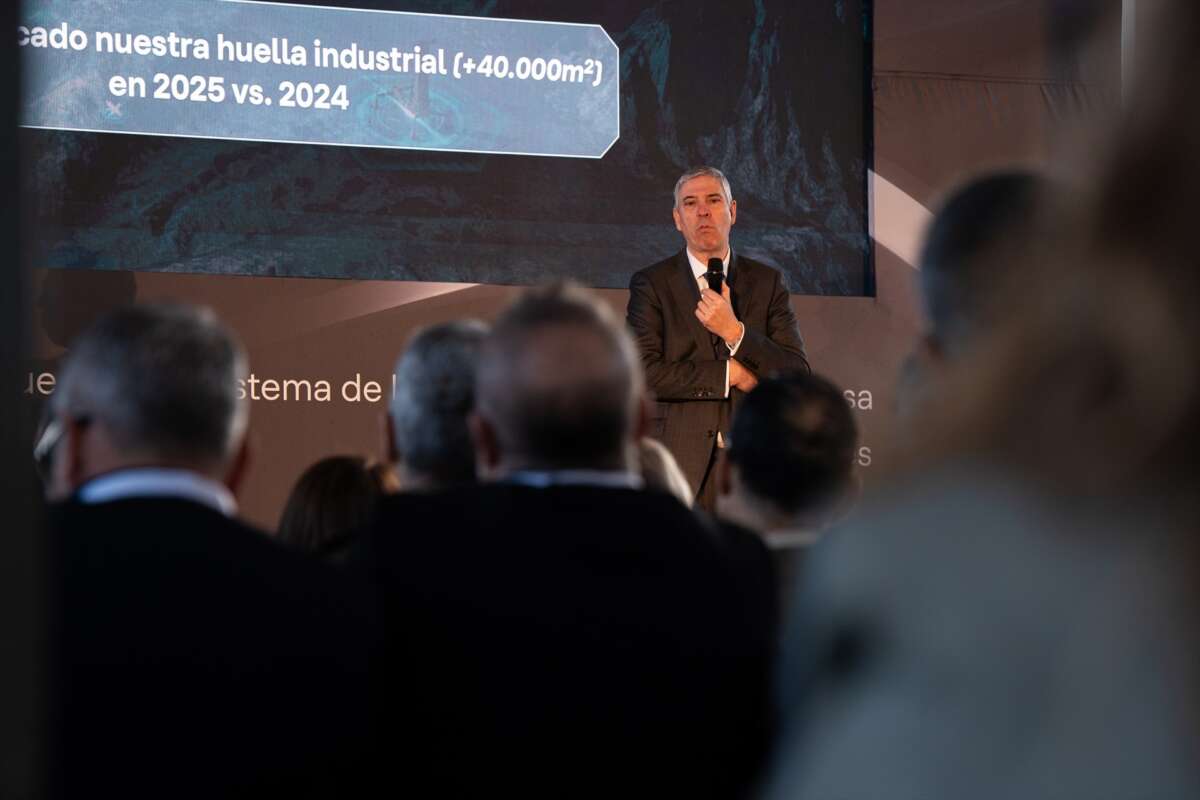 El director general de Indra, José Vicente de los Mozos (d), durante el III Encuentro del Ecosistema de la Industria Nacional de Defensa centrado en el Corredor Norte, en la Fábrica de Armas de La Vega, el 17 de marzo de 2026, en Oviedo, Asturias (España). Bajo el lema 'Innovar, avanzar y crecer. Todos juntos, más fuertes', el Grupo Indra ha organizado este encuentro con el objetivo de estrechar las relaciones entre las empresas españolas del sector de defensa y sentar las bases para construir y reforzar las alianzas estratégicas necesarias.