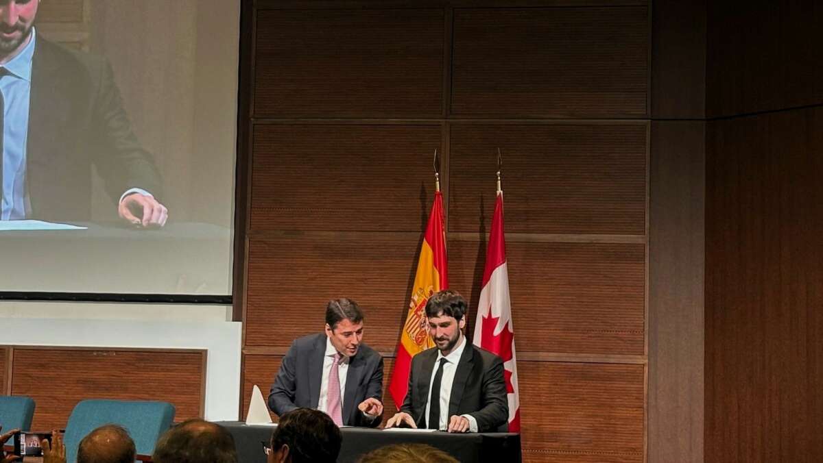El director ejecutivo de Indra en Norteamérica, Jacinto Monge, y el cofundador y director general de Cohere, Aidan Gómez.