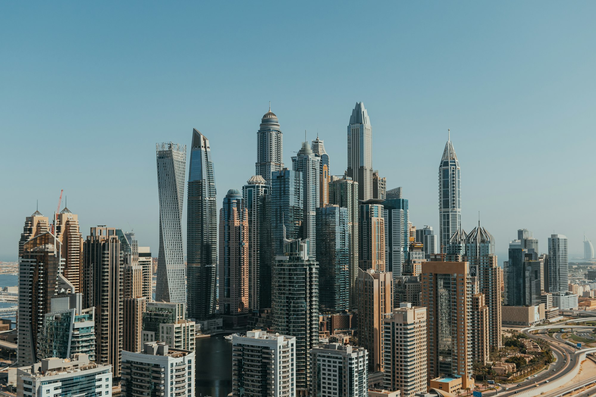 Una vista aérea de una ciudad con edificios altos.