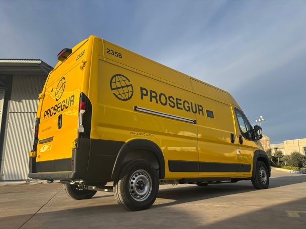 El nuevo vehículo blindado eléctrico de Prosegur Cash, que ha sido desarrollado en colaboración con la Universidad Politécnica de Madrid (UPM) y la empresa TSD. Foto: EuropaPrensa.