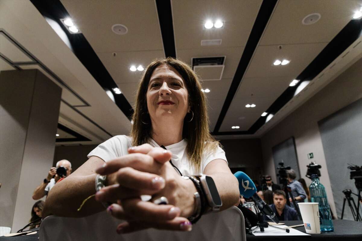La ex militante socialista Leire Díez durante una rueda de prensa, en el Hotel Novotel, el 4 de junio de 2025, en Madrid (España). Leire Díaz, que aparece en varios audios realizando gestiones contra mandos de la Unidad Central Operativa (UCO) de la Guardia Civil, ha citado a comparecer ante los medios de comunicación, tras haberse reunido ayer en Ferraz con el jefe de los servicios jurídicos del PSOE o haber dimitido como miembro del PSOE. Foto: Carlos Luján / Europa Press