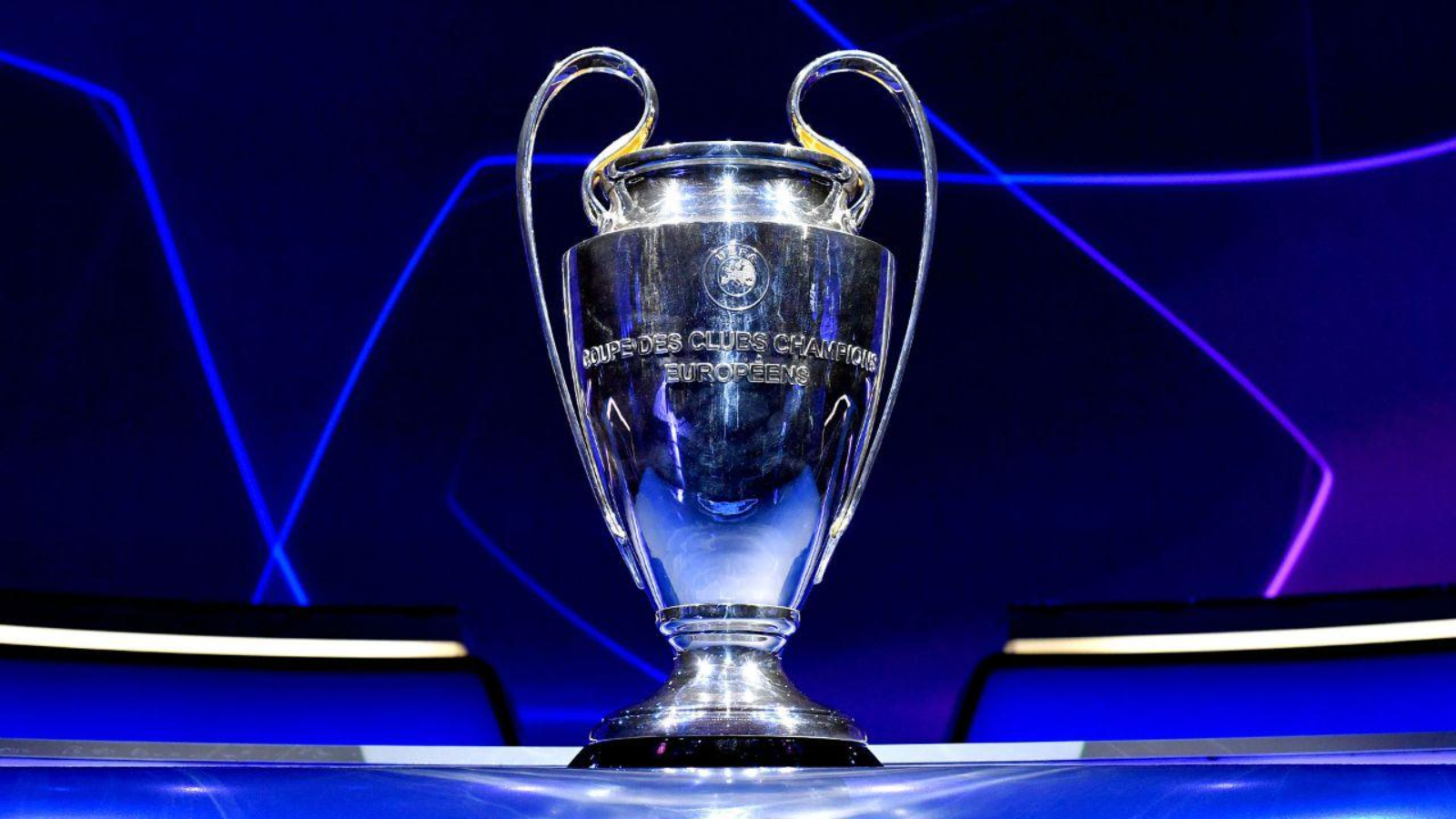 Trofeo de la Liga de Campeones de la UEFA sobre fondo azul y oscuro