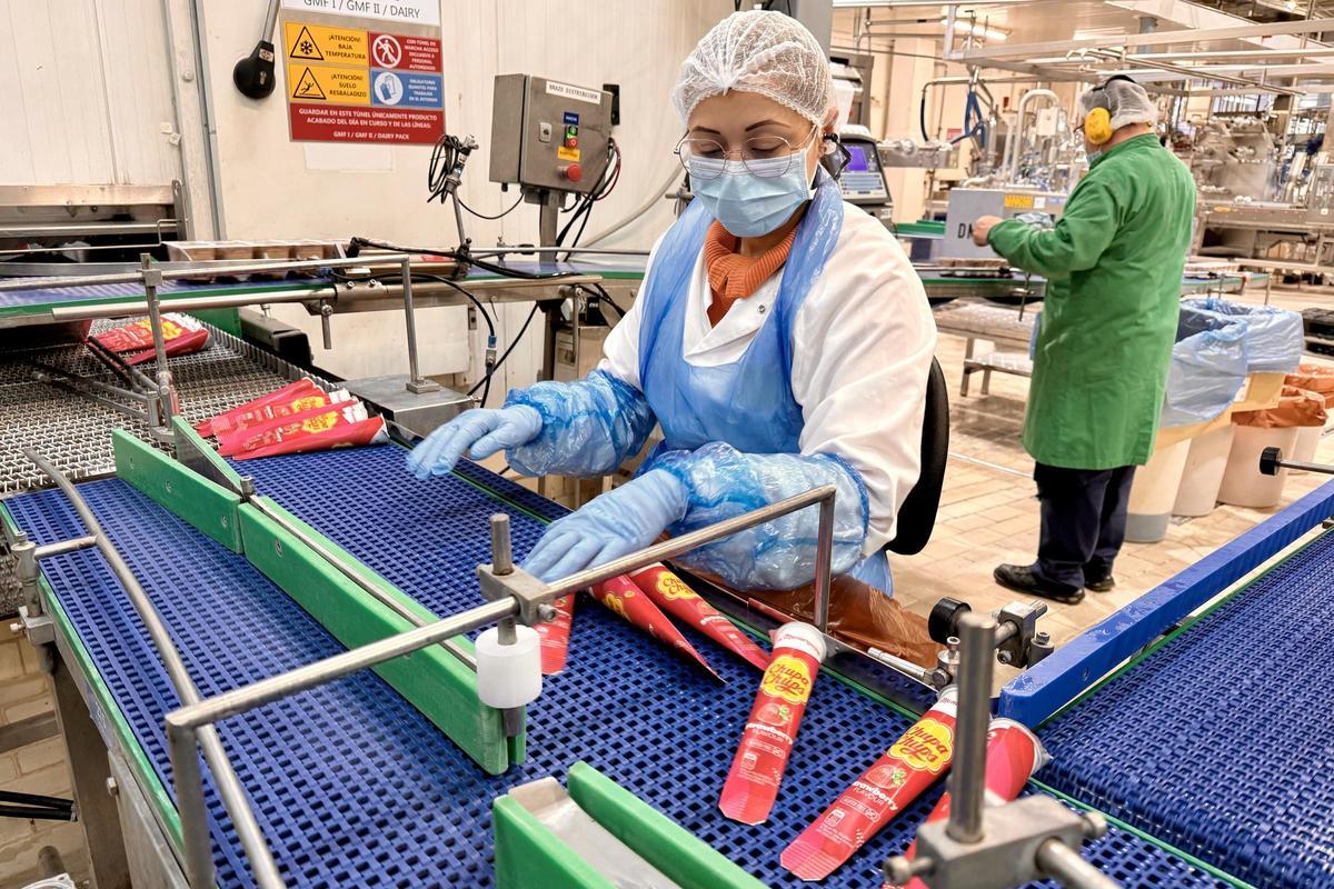 Un trabajador de la planta de La Menorquina manipula helados.